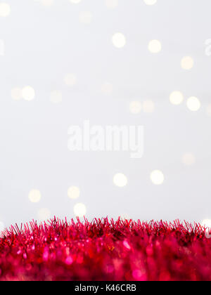 Red orpelli natalizi con spazio copia sfocata sfondo bokeh di fondo Foto Stock