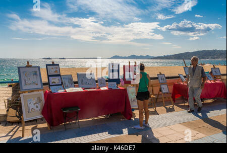 Disegni e illustrazioni per vendita lungo la spiaggia di Juan les Pins, Cote d'Azur, in Francia Foto Stock