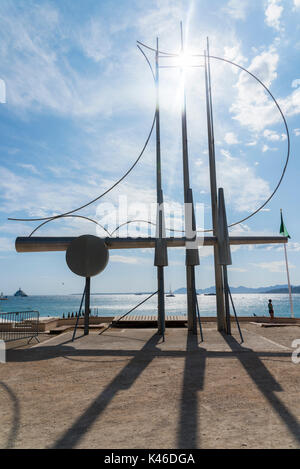 Una scultura in Piazza Franck Jay Gould, Juan les Pins, Cote d'Azur Foto Stock