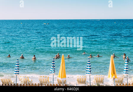 Donne mature pratica di aqua-gym in una spiaggia in Costa Azzurra, Francia Foto Stock