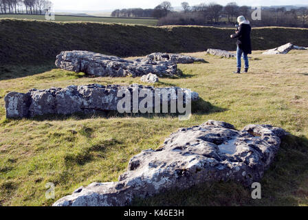Derbyshire, Regno Unito 8 Marzo: un fotografo presso Arbor bassa cerchio di pietra e henge del 8 marzo 2015 nel distretto di Peak, Regno Unito Foto Stock