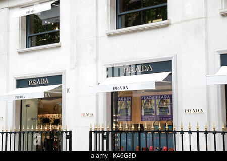 Parigi, Francia: avenue Montaigne, il famoso viale per lo shopping di marche di lusso e alberghi a cinque stelle Foto Stock