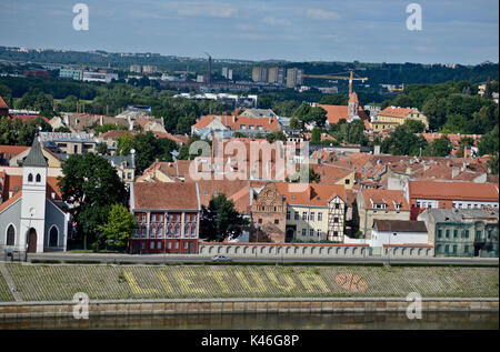 Kaunas: Basket iscrizione "Lietuva" (Lituania) nella banca del fiume Neman. Foto Stock