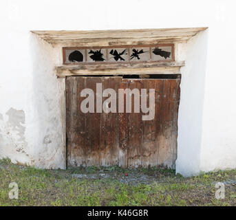 In prossimità di una finestra rotta, edificio abbandonato in Austria Foto Stock