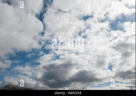 Nuvole e bue sky giornata di sole Foto Stock