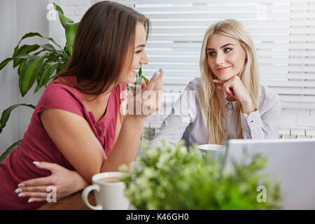 Ritratto di due imprenditrici che lavorano in ufficio a casa in chat. Foto Stock