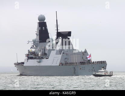 HMS Diamante (D34) è un tipo di 45 cacciatorpediniere della Royal Navy e visto qui uscire da Portsmouth nel settembre 2017. Foto Stock