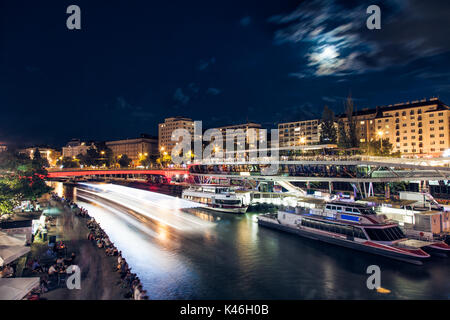 Schwedenplatz popolari a Vienna in Austria di notte Foto Stock