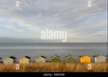 Cabine sulla spiaggia, sull'isola di sheppey, kent, Regno Unito. Foto Stock