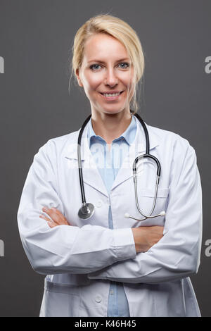 Ritratto di un giovane sorridente medico donna Foto Stock