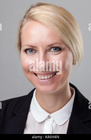 Closeup headshot di giovani e happy business donna Foto Stock