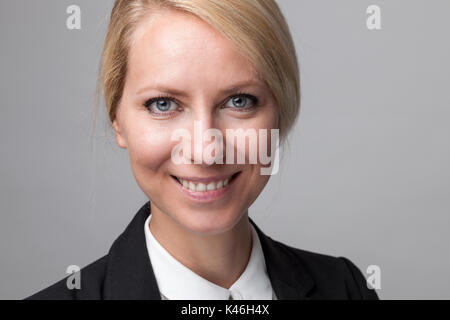 Closeup headshot di giovani e happy business donna Foto Stock