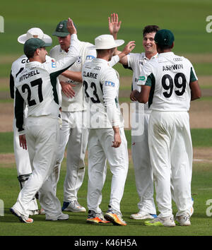 Worcestershire ed Barnard (seconda a destra) celebra tenendo il paletto del Nottinghamshire's Samit Patel durante la contea Specsavers campionato, Divisione 2 corrispondono a Trent Bridge, Nottingham. Foto Stock