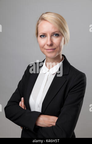 Giovani e happy business woman in tuta Foto Stock