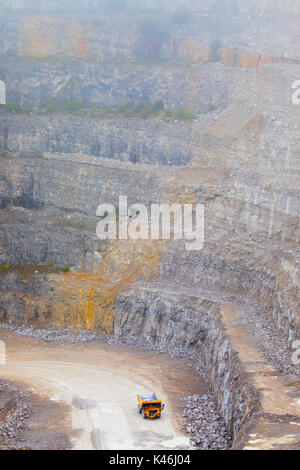 Veicolo da cava sopraffatte dalla distesa di taglio e le dimensioni di Halkyn cava e Asphalt Plant pant-y-pwell Dwr, Halkyn, Flintshire, Wales, Regno Unito Foto Stock