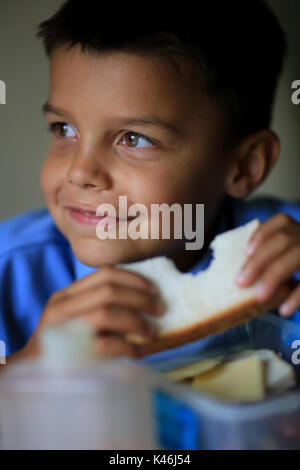 È sotto embargo per 0001 Mercoledì 6 Settembre Toby Stanton si infila nel suo servizio di pranzo al sacco per la scuola. Più di un terzo dei genitori non hanno le conoscenze di base per rendere i loro figli un sano pranzo al sacco per la scuola, un sondaggio suggerisce. Foto Stock