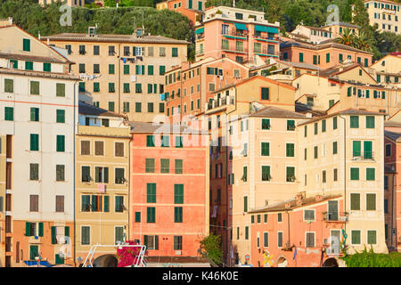 Camogli italiano tipico villaggio con case colorate di sfondo, la Liguria in una giornata di sole Foto Stock