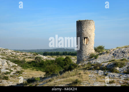 Torre medievale di Castillon (c13th) nel villaggio in rovina saint-martin-du-castillon, paradou vicino a Les Baux-de-Provence nelle Alpilles Provenza Francia Foto Stock
