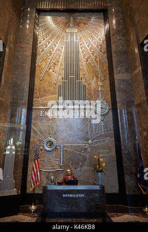 Empire State Building hall interno con marmi e decorazioni e information desk in New York Foto Stock