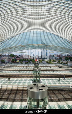 All'interno di Liege Guillemins stazione ferroviaria guardando verso il centro Foto Stock