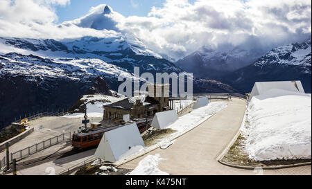 Majestic sognante vista nevoso stazione Gornergrat e il celeberrimo Matterhorn protetto con picco di nuvole, Zermatt, Svizzera, Europa. Foto Stock
