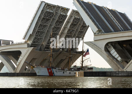 Gli Stati Uniti Guardacoste Eagle passa sotto un open Woodrow Wilson bridge lungo il tragitto per Alexandria, Virginia Foto Stock