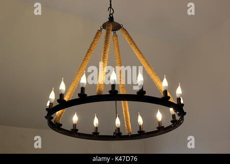 Vecchia lampada vintage appesa al soffitto con accendere la lampadina di luce Foto Stock