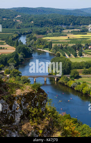 Vista da Domme del fiume Dordogna e valle, Nouvelle Aquitaine, Francia. Foto Stock