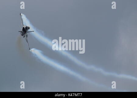 FA-123, un Lockheed Martin F-16AM Fighting Falcon azionato dal belga Air Force, eseguendo la routine di visualizzazione su Ayr Bay in Scozia. Foto Stock