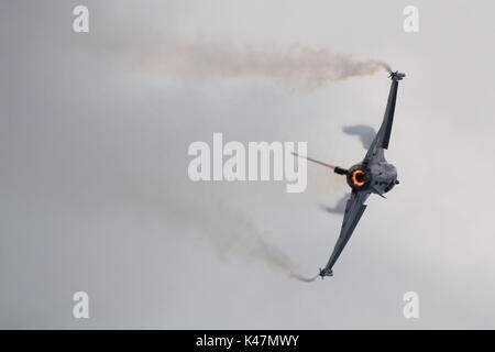 FA-123, un Lockheed Martin F-16AM Fighting Falcon azionato dal belga Air Force, eseguendo la routine di visualizzazione su Ayr Bay in Scozia. Foto Stock