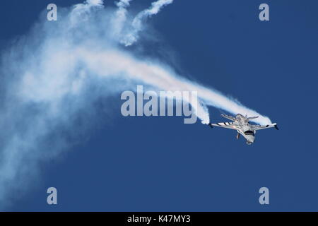 FA-123, un Lockheed Martin F-16AM Fighting Falcon azionato dal belga Air Force, eseguendo la routine di visualizzazione su Ayr Bay in Scozia. Foto Stock