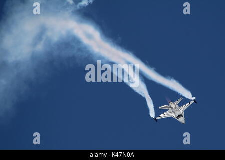 FA-123, un Lockheed Martin F-16AM Fighting Falcon azionato dal belga Air Force, eseguendo la routine di visualizzazione su Ayr Bay in Scozia. Foto Stock