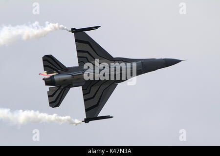 FA-123, un Lockheed Martin F-16AM Fighting Falcon azionato dal belga Air Force, eseguendo la routine di visualizzazione su Ayr Bay in Scozia. Foto Stock