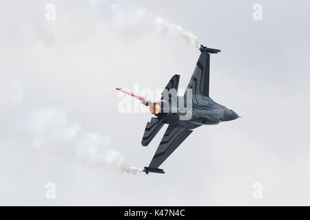 FA-123, un Lockheed Martin F-16AM Fighting Falcon azionato dal belga Air Force, eseguendo la routine di visualizzazione su Ayr Bay in Scozia. Foto Stock