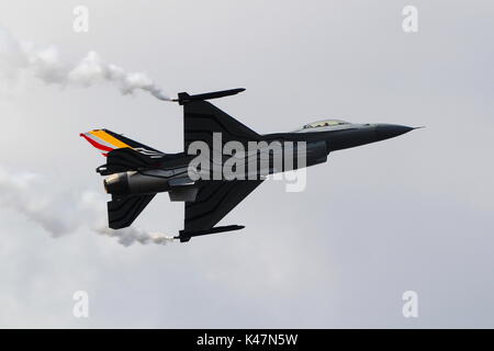 FA-123, un Lockheed Martin F-16AM Fighting Falcon azionato dal belga Air Force, eseguendo la routine di visualizzazione su Ayr Bay in Scozia. Foto Stock