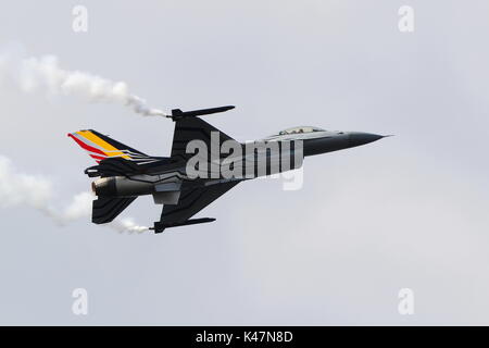 FA-123, un Lockheed Martin F-16AM Fighting Falcon azionato dal belga Air Force, eseguendo la routine di visualizzazione su Ayr Bay in Scozia. Foto Stock