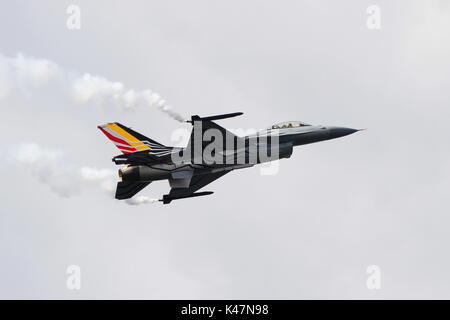 FA-123, un Lockheed Martin F-16AM Fighting Falcon azionato dal belga Air Force, eseguendo la routine di visualizzazione su Ayr Bay in Scozia. Foto Stock