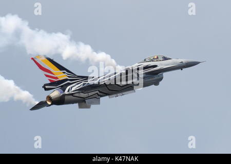 FA-123, un Lockheed Martin F-16AM Fighting Falcon azionato dal belga Air Force, eseguendo la routine di visualizzazione su Ayr Bay in Scozia. Foto Stock