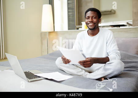 Il giovane imprenditore che lavora da casa Foto Stock