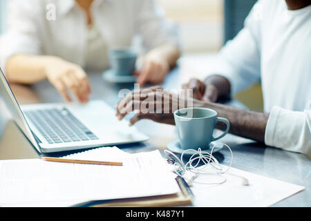 Processo di lavoro in ufficio Foto Stock