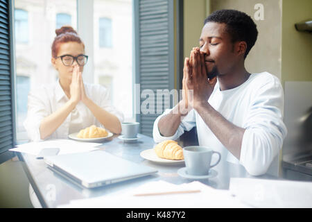 Pregare prima di appetitosa colazione Foto Stock