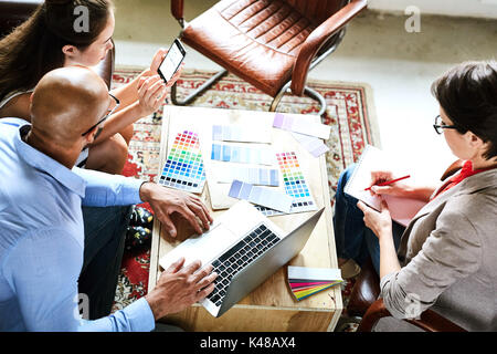 Progetto avente la discussione con i colleghi Foto Stock