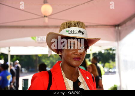 Brooklyn, Stati Uniti. 04 Sep, 2017. Brooklyn ha celebrato la Giornata del Lavoro 2017 dalla messa in scena della sua annuale West Indian Day colazione in terrazza Lincoln Park, dove molti di NYC politici e leader di comunità raccogliere prima di marciare lungo Eastern Parkway a Brooklyn il cinquantesimo annuale di West Indian Day Parade, poi della nazione più grande celebrazione dei Caraibi Cultura e patrimonio. Credito: Andy Katz/Pacific Press/Alamy Live News Foto Stock