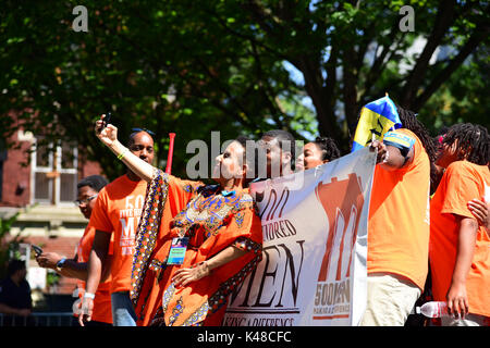 Brooklyn, Stati Uniti. 04 Sep, 2017. Brooklyn ha celebrato la Giornata del Lavoro 2017 dalla messa in scena della sua annuale West Indian Day colazione in terrazza Lincoln Park, dove molti di NYC politici e leader di comunità raccogliere prima di marciare lungo Eastern Parkway a Brooklyn il cinquantesimo annuale di West Indian Day Parade, poi della nazione più grande celebrazione dei Caraibi Cultura e patrimonio. Credito: Andy Katz/Pacific Press/Alamy Live News Foto Stock