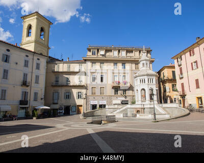 Acqui Terme Italia   1 settembre 2017: 'la bollente' square architettura naturale circostante termale calda primavera di zolfo Foto Stock