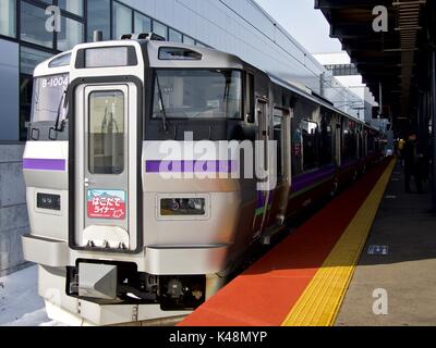 Hakodate Liner B-1004 Rapid Express treno che ferma alla stazione di Hakodate Foto Stock