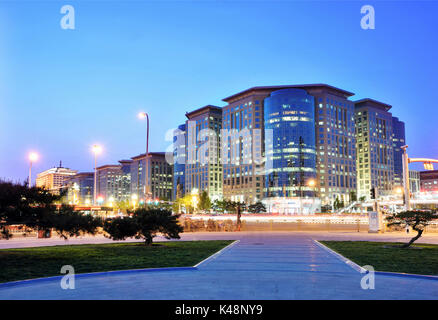 Beijing Oriental Plaza edifici di notte, di trasporto e di ordinaria vita urbana della città. Foto Stock