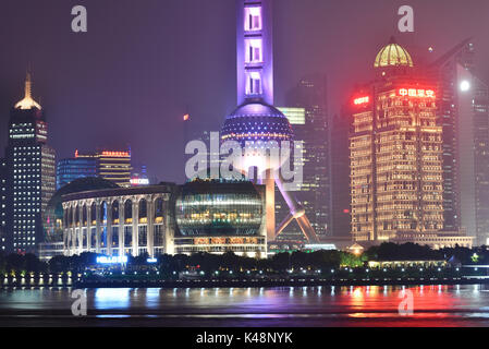 Shanghai,Cina - Apr 22,2016:Shanghai scenario grattacieli del quartiere finanziario di Lujiazui di notte,Shanghai, Cina. Foto Stock