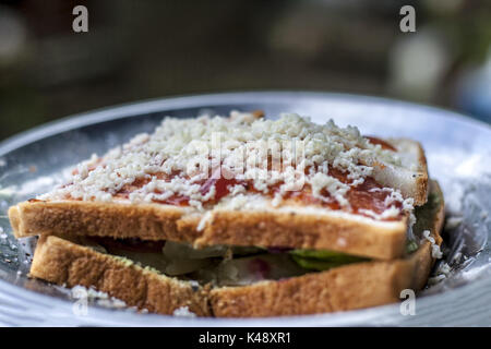 Sandwich di verdure con formaggio grattugiato. Foto Stock