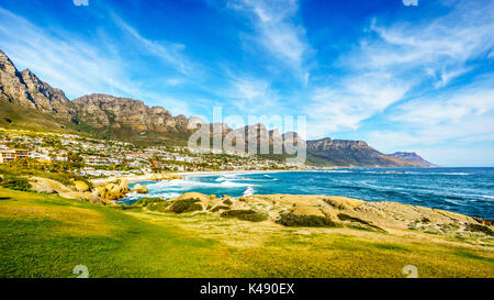 I dodici apostoli, che sono sul lato oceano del table mountain a Città del Capo in Sud Africa e la comunità di spiaggia di Camps Bay Foto Stock